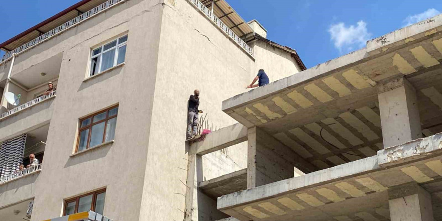 Dördüncü kattan atlamak isteyen şahıs ekipler tarafından ikna edildi