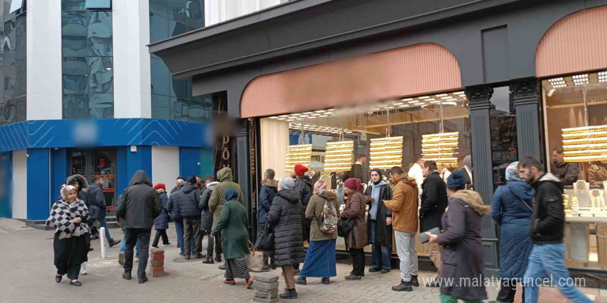 Döviz bürosu şehirde tek kalınca önünde kuyruk oluştu