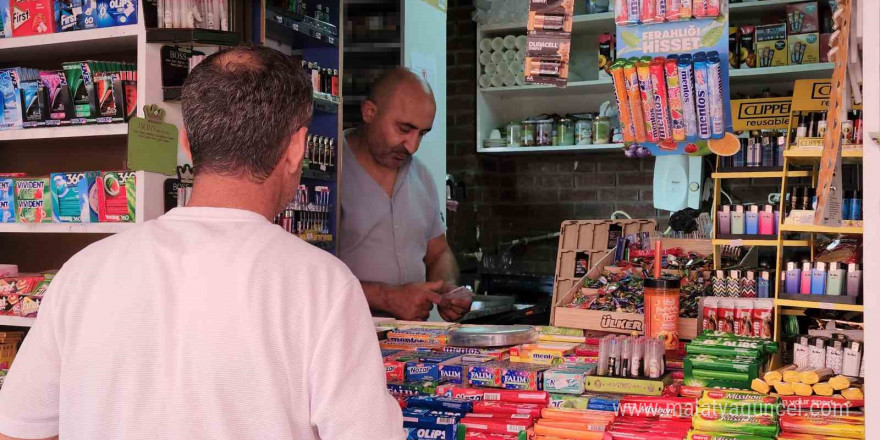 Dükkanına hırsızlık şüphesiyle kamera taktırdı, çalanlar kameraya rağmen çaldı