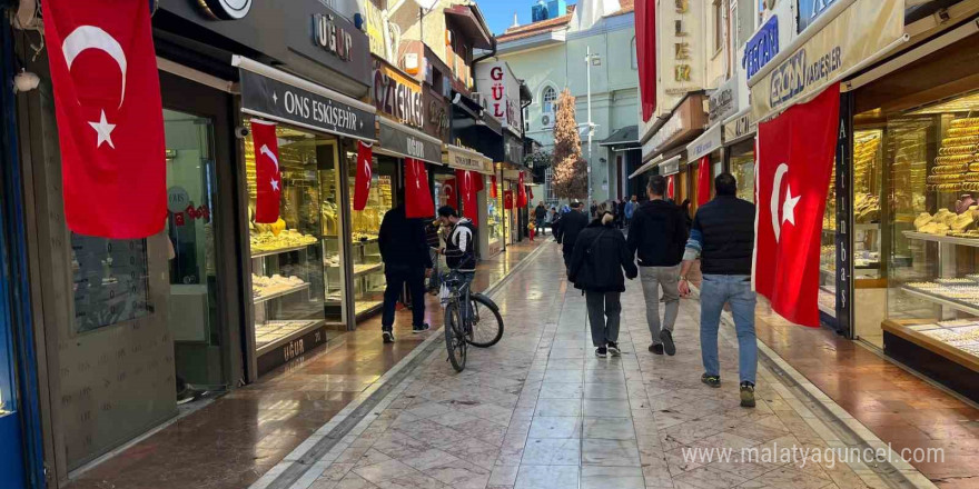 Dükkanların önü Türk Bayrakları ile donatıldı