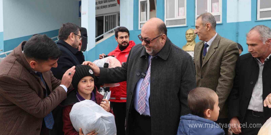 Dulkadiroğlu’ndaki çocuklara kışlık kıyafet yardımı