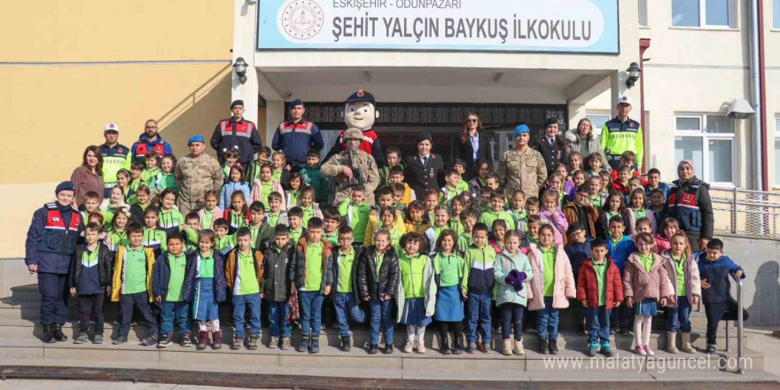 Dünya Çocuk Hakları Günü nedeniyle jandarma ekiplerinden ilkokul ziyareti