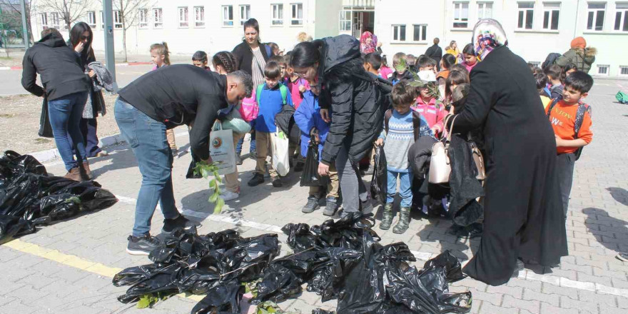 Dünya ormancılık gününde öğrencilere yüzlerce fidan dağıtıldı