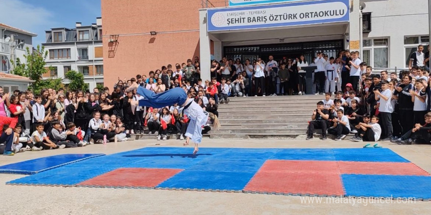 Dünya şampiyonu öğretmen ’uçarak’ ders işliyor, öğrenciler onun gibi olmak istiyor