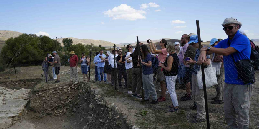 Dünyaca ünlü arkeologlar Satala Antik Kenti’ndeki kazıları yerinde inceledi