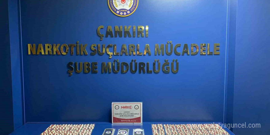 Durdurulan araçta yüzlerce sentetik ecza hapı ele geçirildi: 2 tutuklama