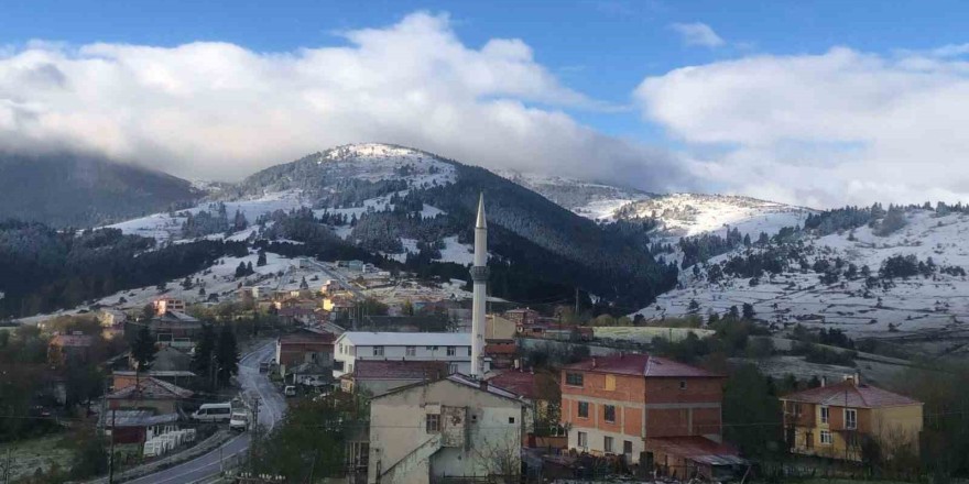 Dürtmen Dağı’na mevsimin ilk karı düştü