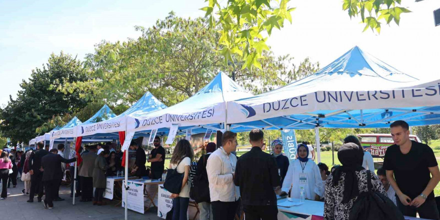 Düzce Üniversitesi öğrenci toplulukları tanıtım günleri başladı