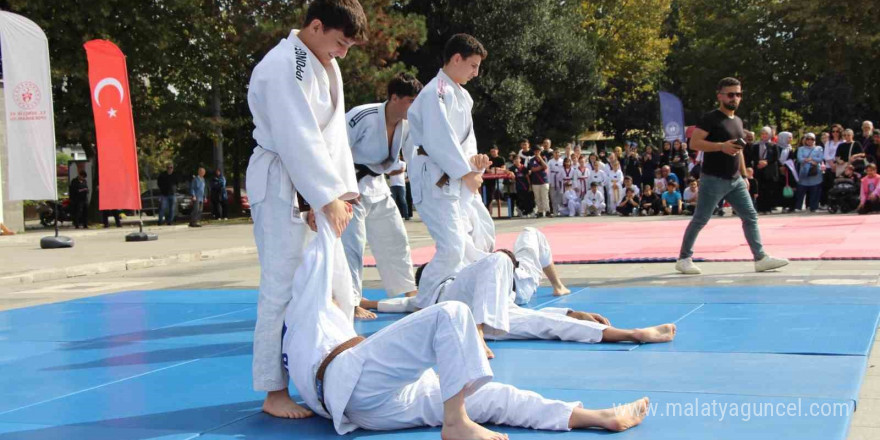 Düzce’de Amatör Spor Haftası yürüyüşle başladı