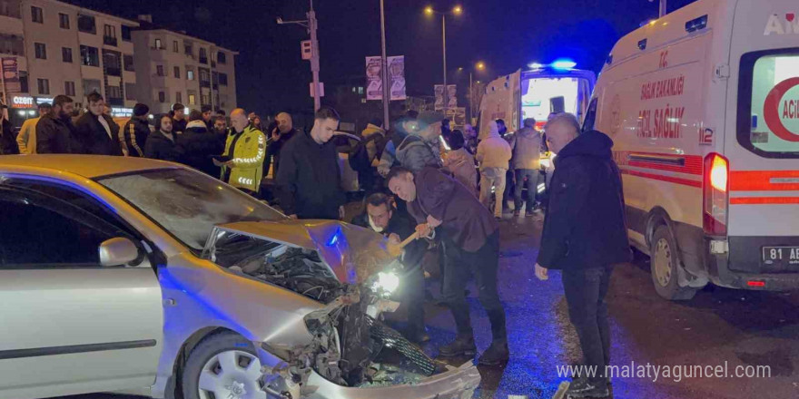 Düzce’de aynı kavşakta yine kaza: 3 yaralı