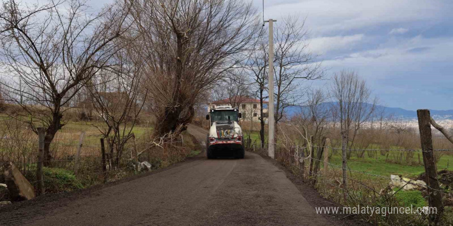 Düzce’de köy yollarına bakım sürüyor