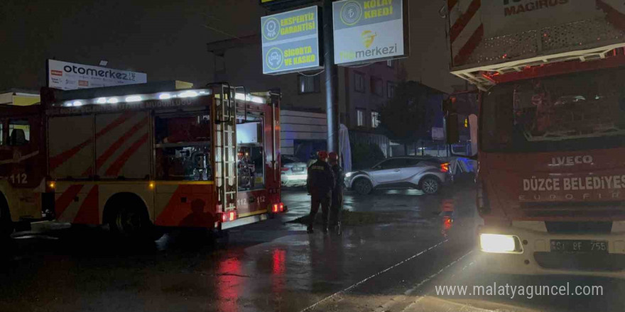 Düzce’de oto galeride yangın