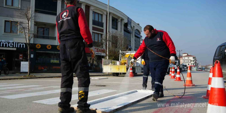 Düzce’de yaya çizgileri yenilendi