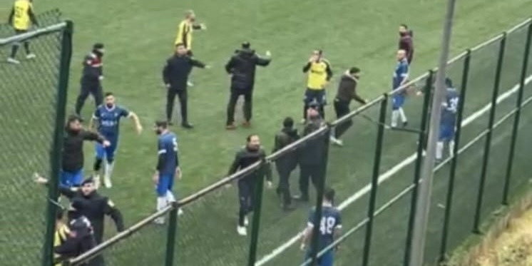 (DÜZELTME) Amatör maçta saha karıştı, futbolcular taşlı saldırıda yaralandı