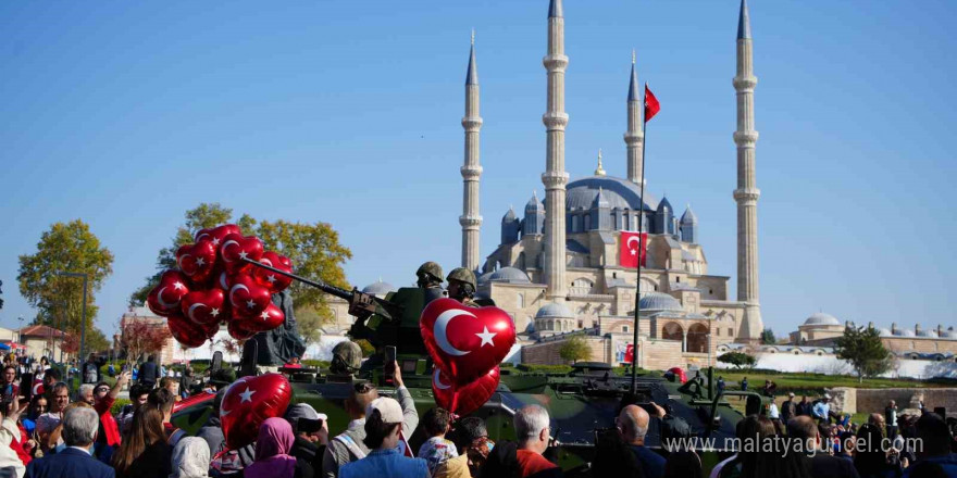 Edirne’de 101. yıl coşkusu kalabalık cadde ve sokaklara taştı