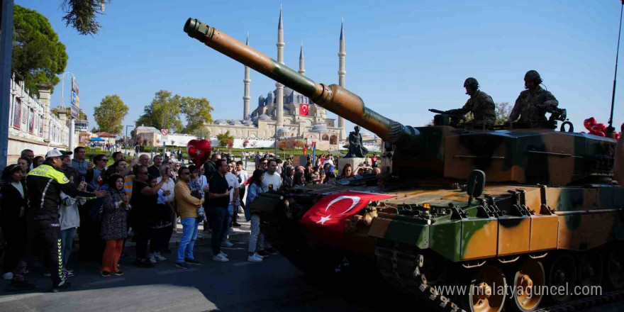 Edirne’de 101. yıl coşkusu kalabalık cadde ve sokaklara taştı