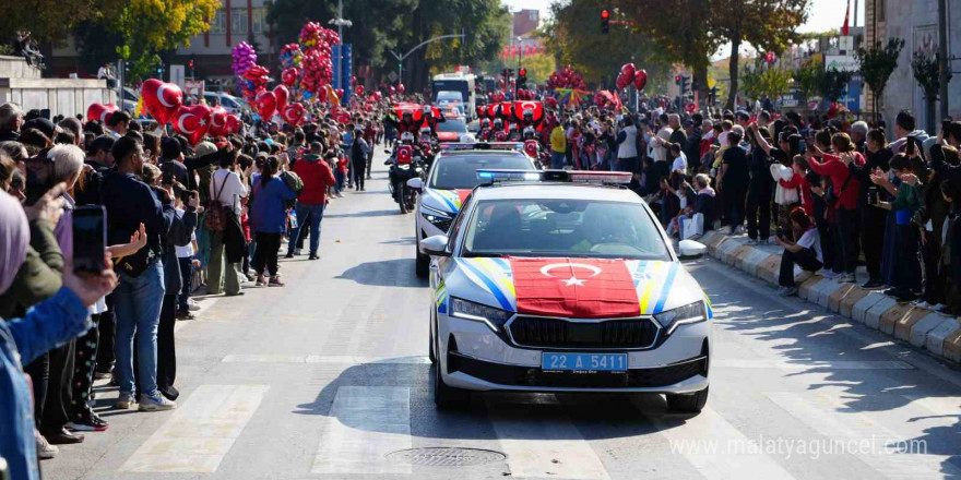 Edirne’de 101. yıl coşkusu kalabalık cadde ve sokaklara taştı