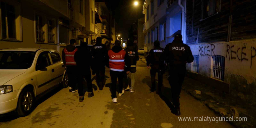 Edirne’de düzensiz göçmenlere dev operasyon: Yakalanan göçmenler ülkelerine gönderilecek