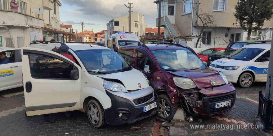 Edirne’de iki hafif ticari araç çarpıştı: Baba ve oğlu yaralandı