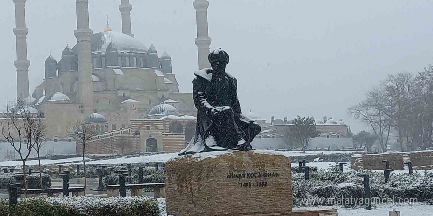 Edirne’de kar yağışı 4. gününde etkisini artırıyor