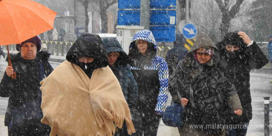 Edirne’de kar yağışı etkisini sürdürüyor