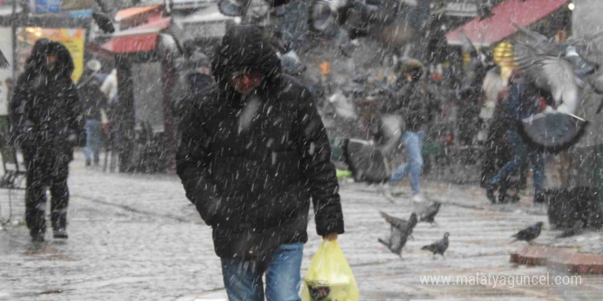 Edirne’de kar yağışı etkisini sürdürüyor