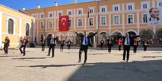 Edirne’de öğretmenler zeybek oynadı, öğrenciler izledi