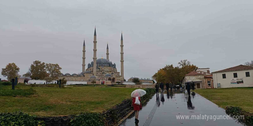 Edirne’de sağanak yağış etkili oluyor