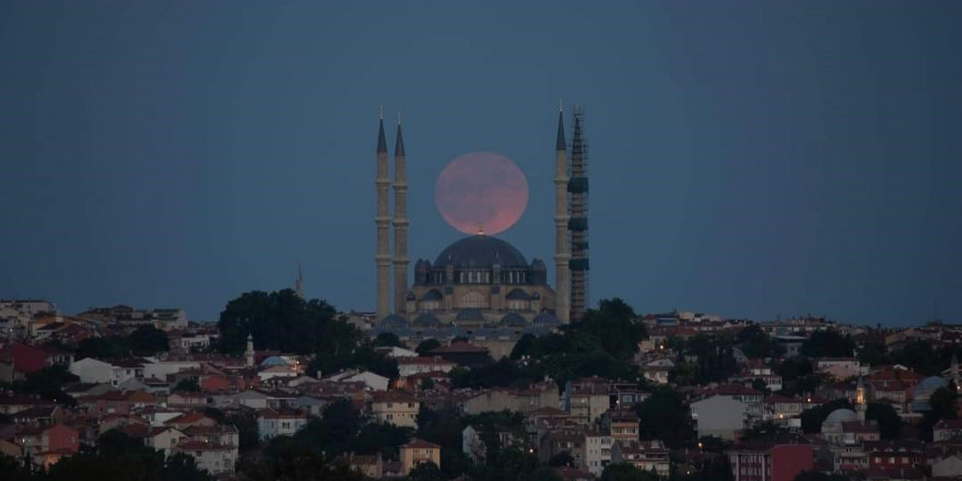 Edirne’de Selimiye Camii ve dolunay görsel şölen oluşturdu