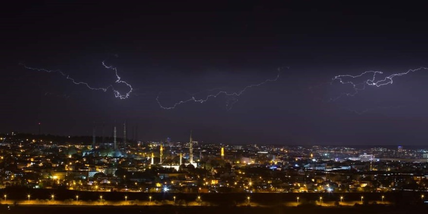 Edirne’de şimşekler geceyi aydınlattı