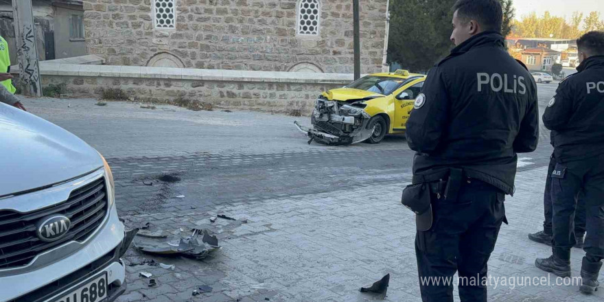 Edirne’de ticari taksi ile otomobil çarpıştı: 2 yaralı