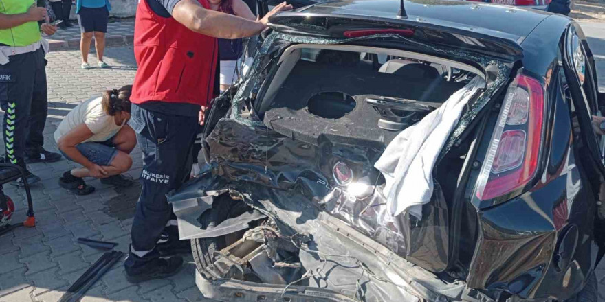 Edremit’te 3 araç trafik kazası yaptı; 4 yaralı