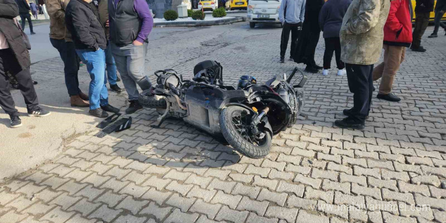 Edremit’te otomobille çarpışan motosiklet sürücüsü yaralandı