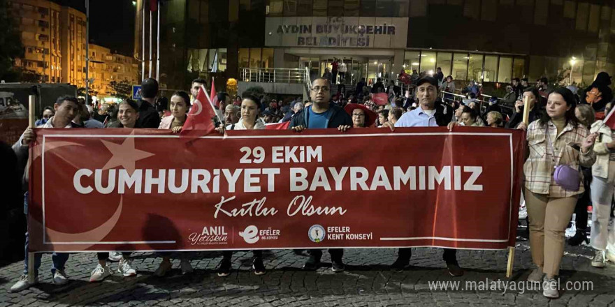 Efeler Belediyesi, ‘Cumhuriyet Bayramı’nı fener alayı ile taçlandırdı