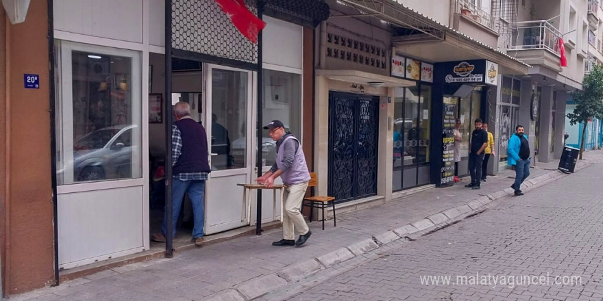 Efeler’de kaldırımlar işgalden arındırılıyor