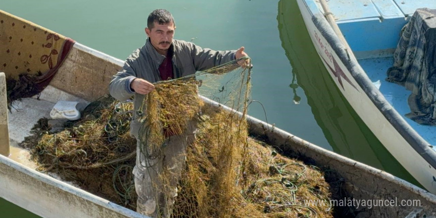 Eğirdir Gölü’nde sular çekildi, balıkçılar isyan etti: “Balık yerine yosun çekiyoruz'