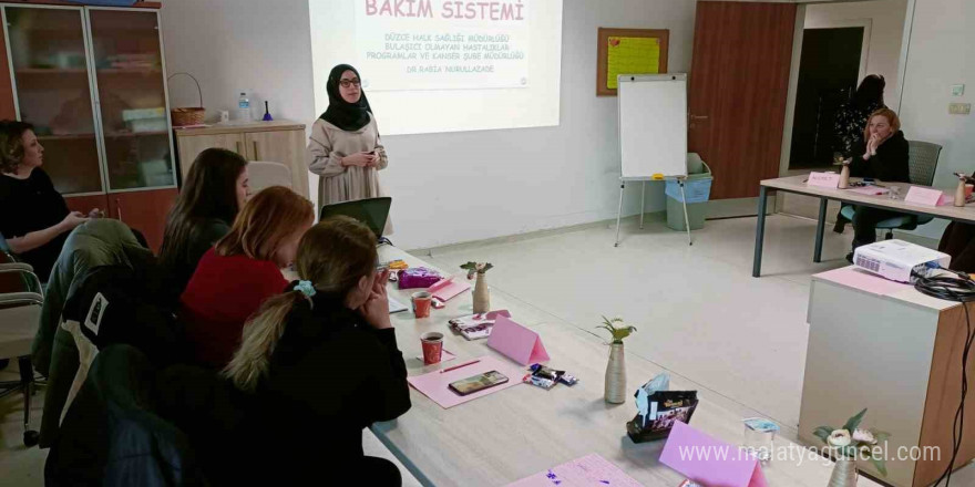 Eğitimi tamamlayan sağlık personeli belgesini aldı