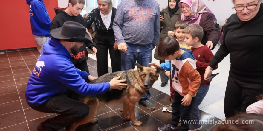 Eğitimli köpekler ile engelliler gününde farkındalık