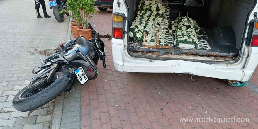 Ehliyetine el konulan motosiklet sürücüsünün tek teker şovu hastanede bitti