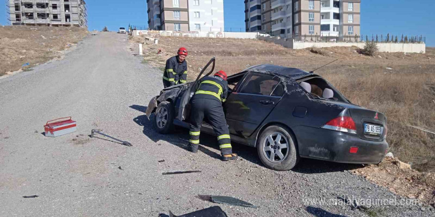 Ehliyetsiz sürücü takla atan otomobilde yaralandı