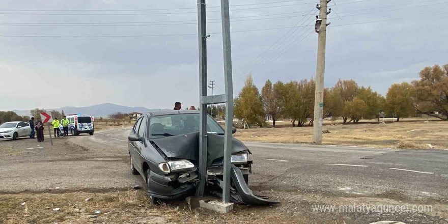 Ehliyetsiz sürücünün kullandığı otomobil direğe çarptı: 4 yaralı