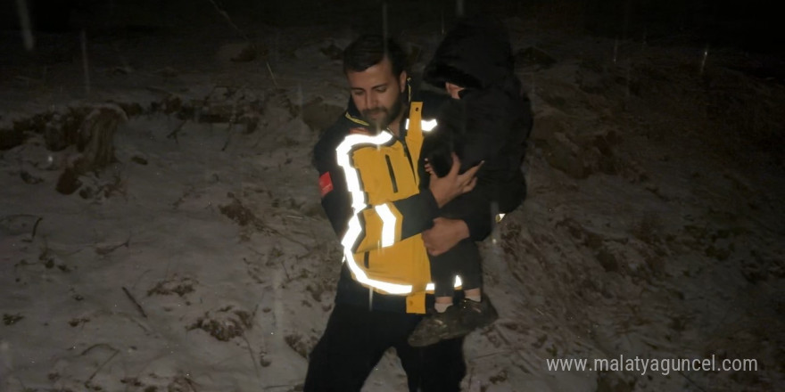 Ekipler, kardan yolu kapanan köydeki hasta çocuk için seferber oldu