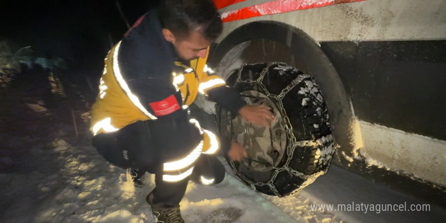 Ekipler, kardan yolu kapanan köydeki hasta çocuk için seferber oldu