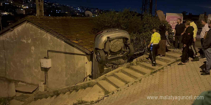 El freni çekilmeyen otomobil gecekonduya çarptı