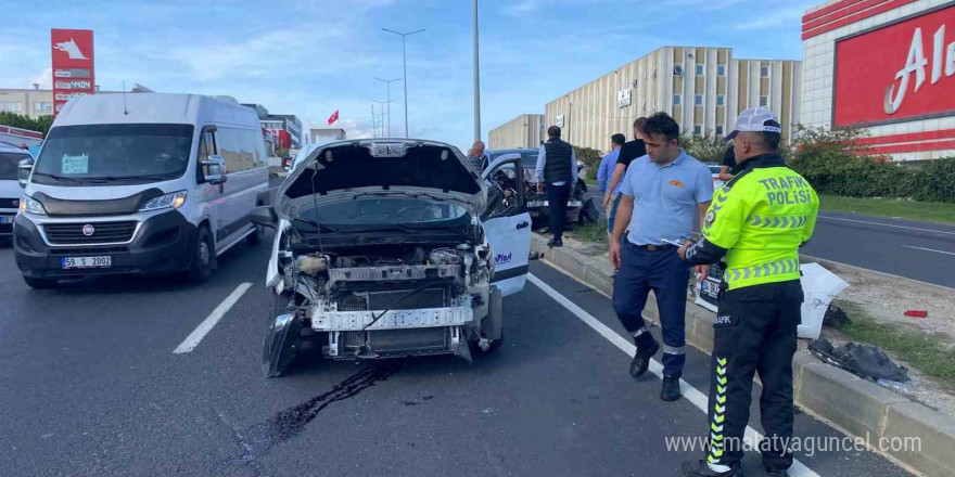 El freni çekilmeyen otomobil yola çıktı, kazada iki otomobil hurdaya döndü