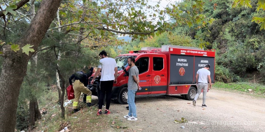 El frenini çekmeyi unuttuğu otomobil uçurumdan uçtu