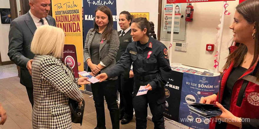 “El kaldırma, gönül al” konseri yoğun ilgi gördü