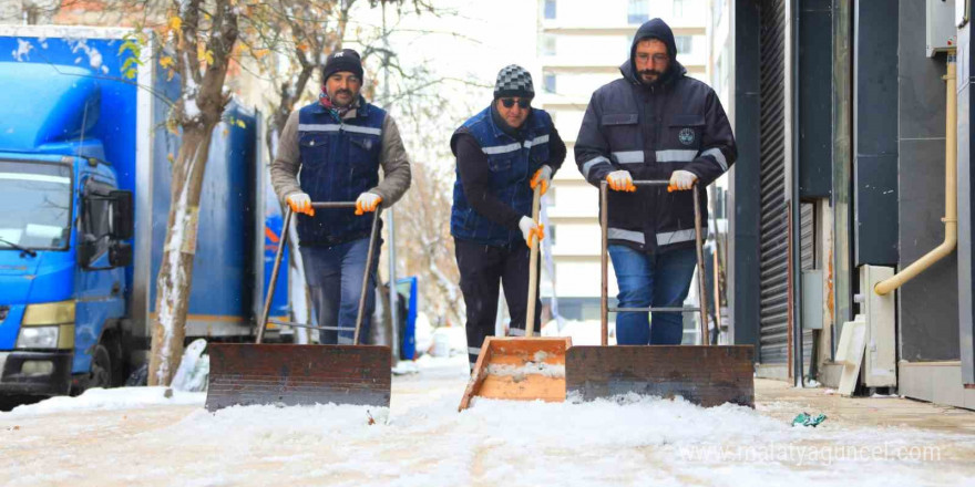 Elazığ Belediyesi, şehrin dört bir yanında karla mücadele çalışması yürütüyor