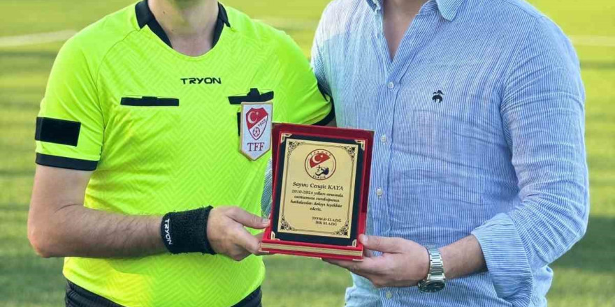 Elazığ futbolunda jübile yapan iki hakeme plaket takdimi