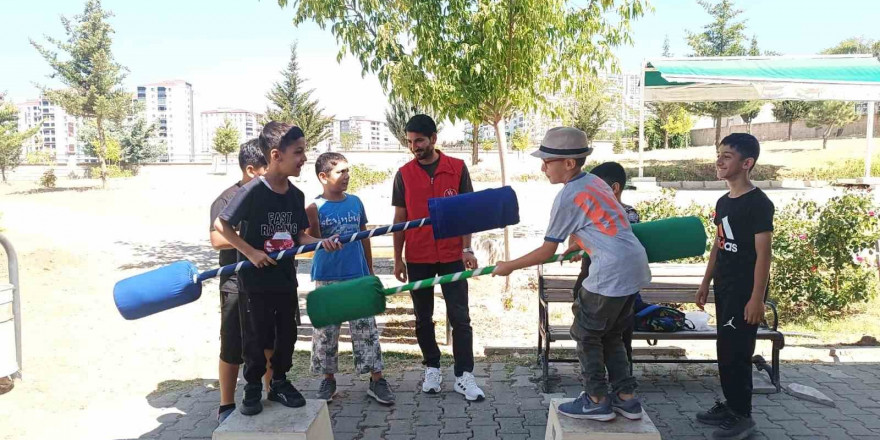 Elazığ Gençlik Merkezi gönüllülerinden cami temizliği